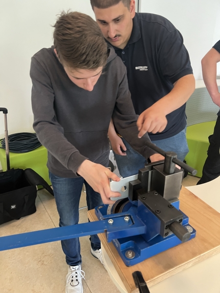 Eddie Hilser, Schüler der 9 G, und Gabriel Hanna, Auszubildender bei Benteler